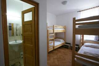 Хостелы Tolerancia Hostel Cristuru Secuiesc Четырехместный номер с ванной комнатой-9