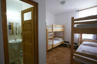 Хостелы Tolerancia Hostel Cristuru Secuiesc Четырехместный номер с ванной комнатой-17